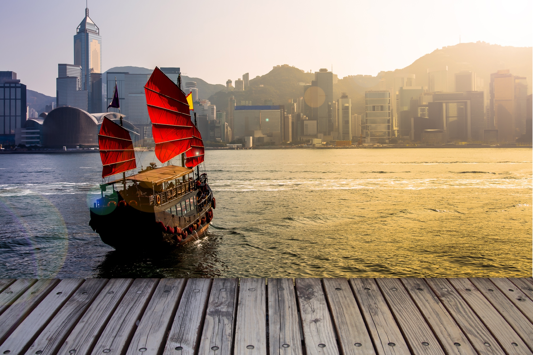 Джонка с алыми парусами в Гонконге
