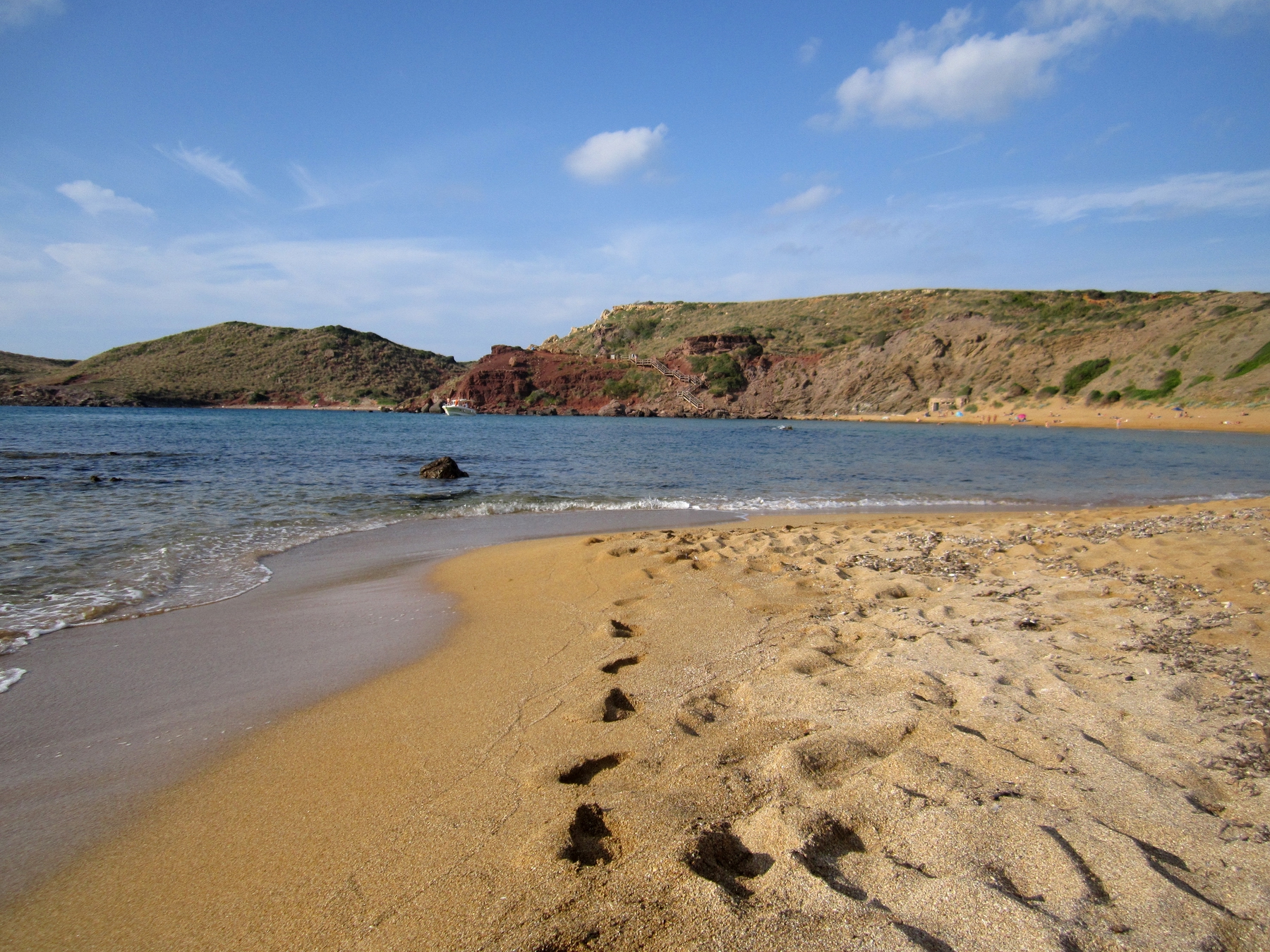 Una de las playas más bonitas, Cala Cavalleria, se encuentra en el norte de la isla.