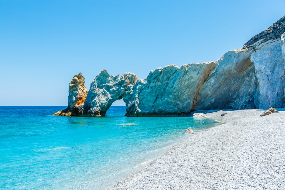 H παραλία της Λαλαριάς στη Σκιάθο