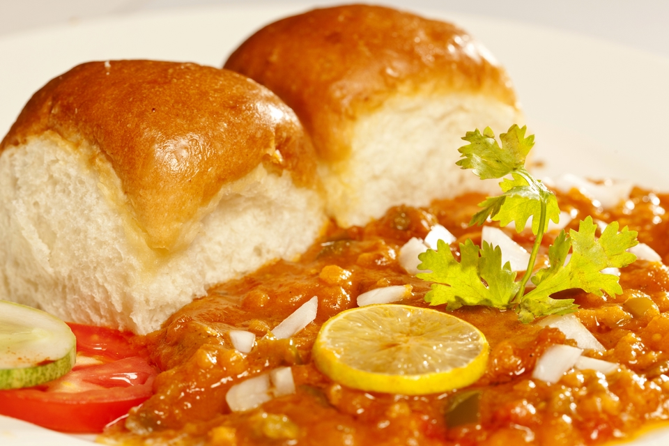 Try the pav bhaji from a Mumbai street food vendor