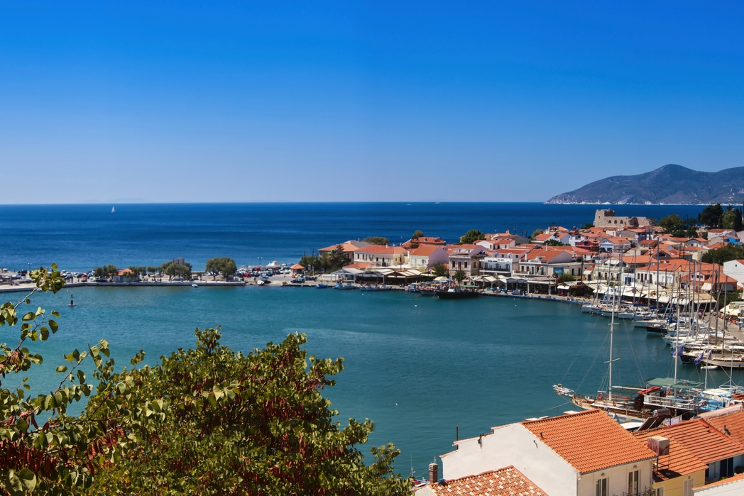 Νησιώτικα σπίτια με κόκκινες σκεπές δίπλα στη θάλασσα, Σάμος
