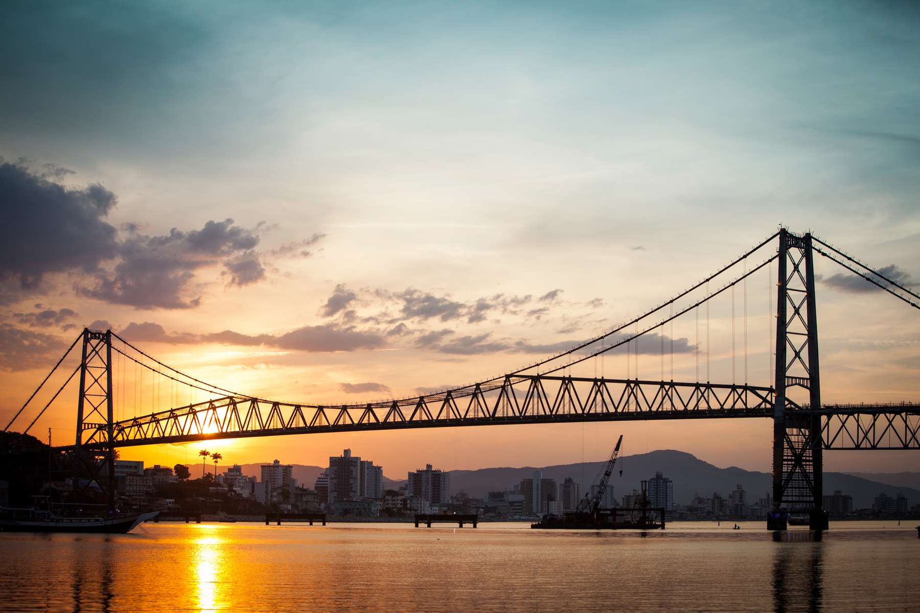 Pôr do Sol na ponte Hercílio Luz, em Florianópolis