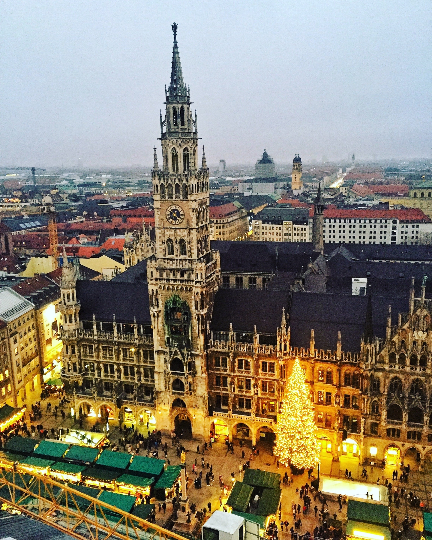 H Marienplatz του Μονάχου στολισμένη τα Χριστούγεννα - πού να πάτε ταξίδι τον Δεκέμβριο