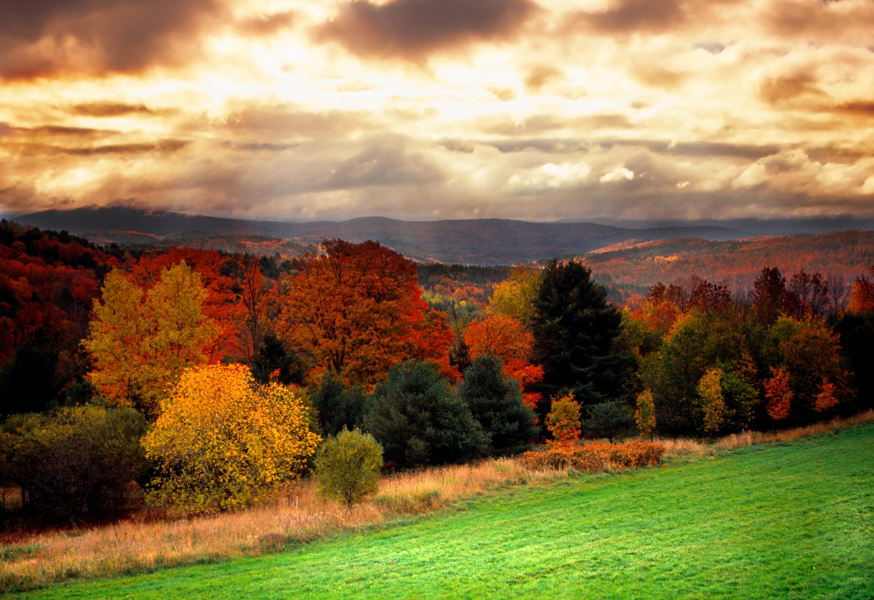Views of forests and mountains at sunset in Vermont, a hidden gem you'll want to discover