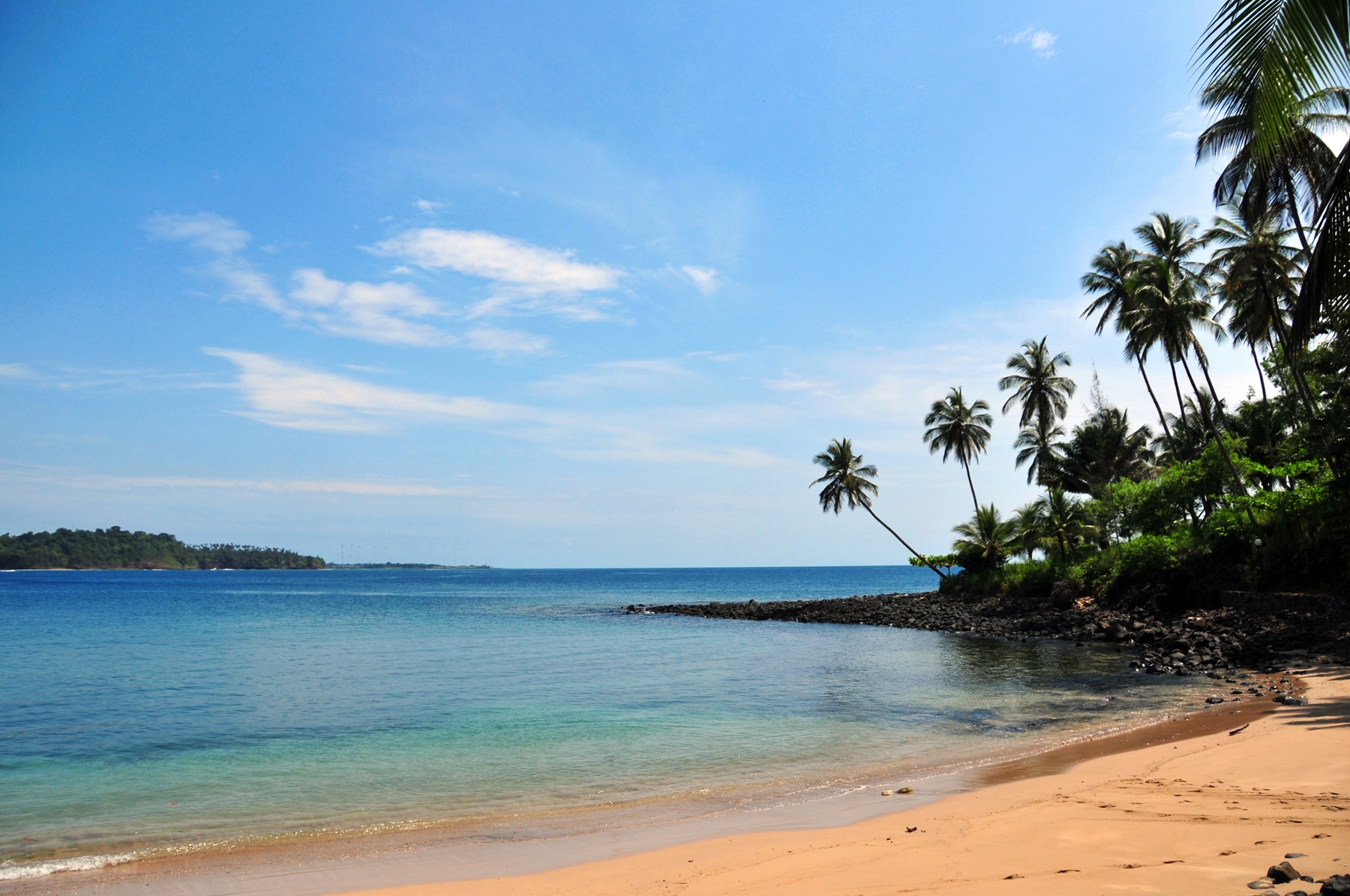 Praia de São Tomé e Príncipe, um dos países menos visitados do mundo. Que tal conhecer?