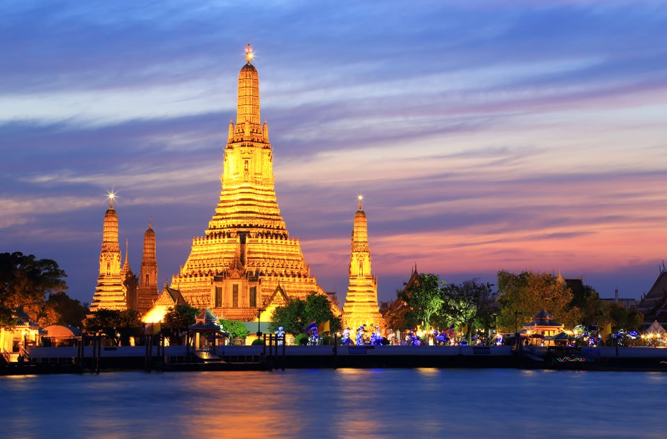 Ο θεαματικός Ναός της Αυγής (Wat Arun) στον ποταμό Chao Phraya της Μπανγκόκ, φωτισμένος τη νύχτα