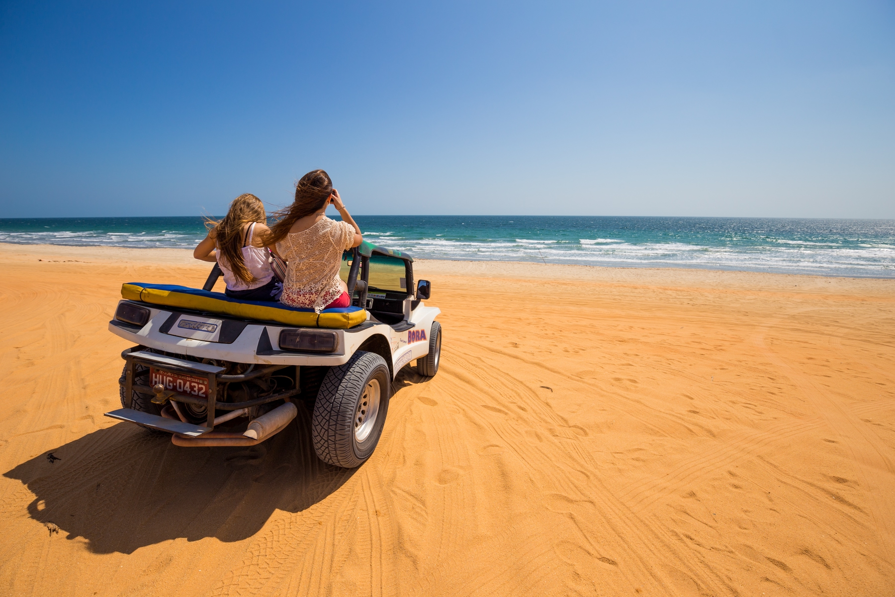 Passeio de bugue nas dunas do Nordeste brasileiro