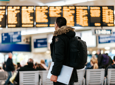 una persona in aeroporto