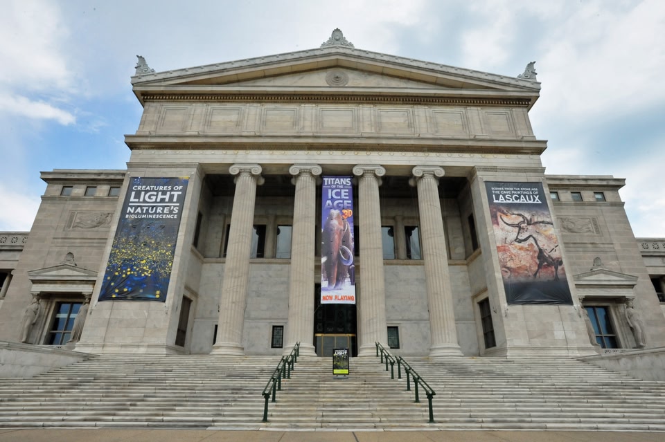the front entrance to the Field Museum in Chicago