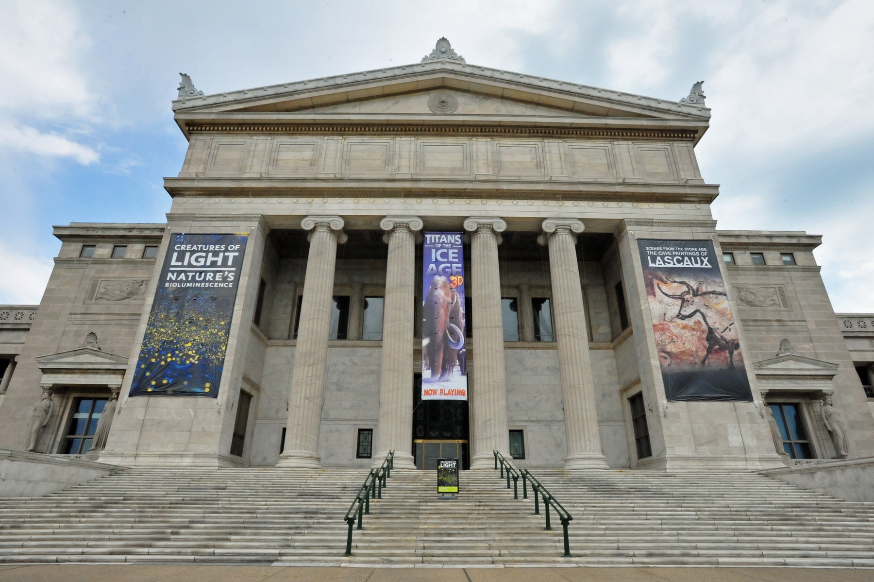 the front entrance to the Field Museum in Chicago
