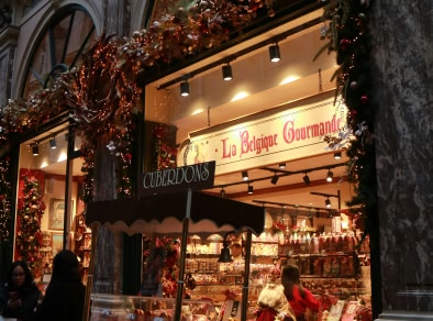 een winkelgevel helemaal versierd voor Kerstmis