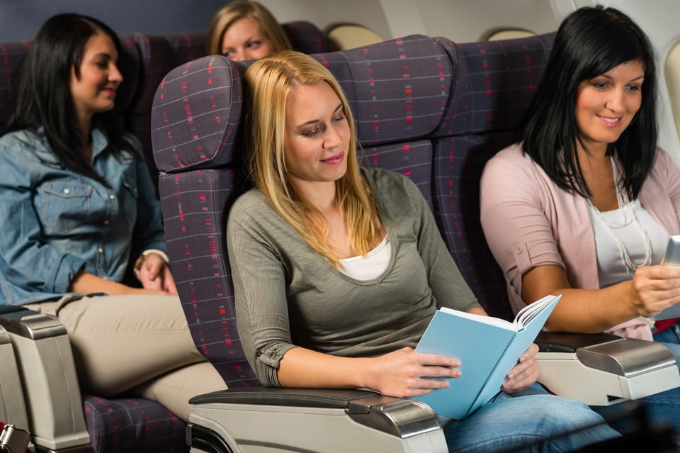 pareja en un avión