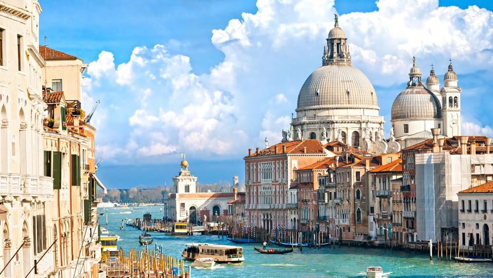 un'immagine di edifici bianchi e cattedrali vicino al mare