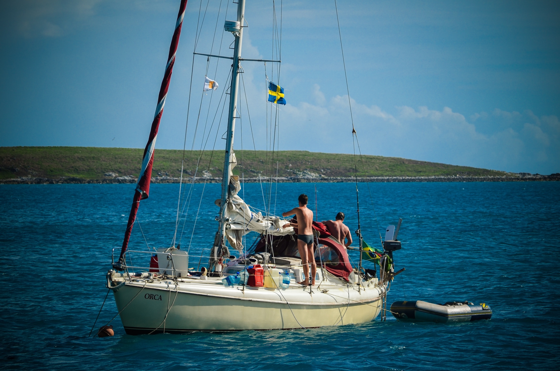 Pessoas em um pequeno barco rumo a Abrolhos