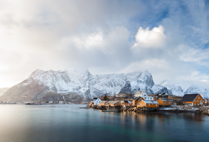 vistas de pueblo de pescadores en lofoten noruega