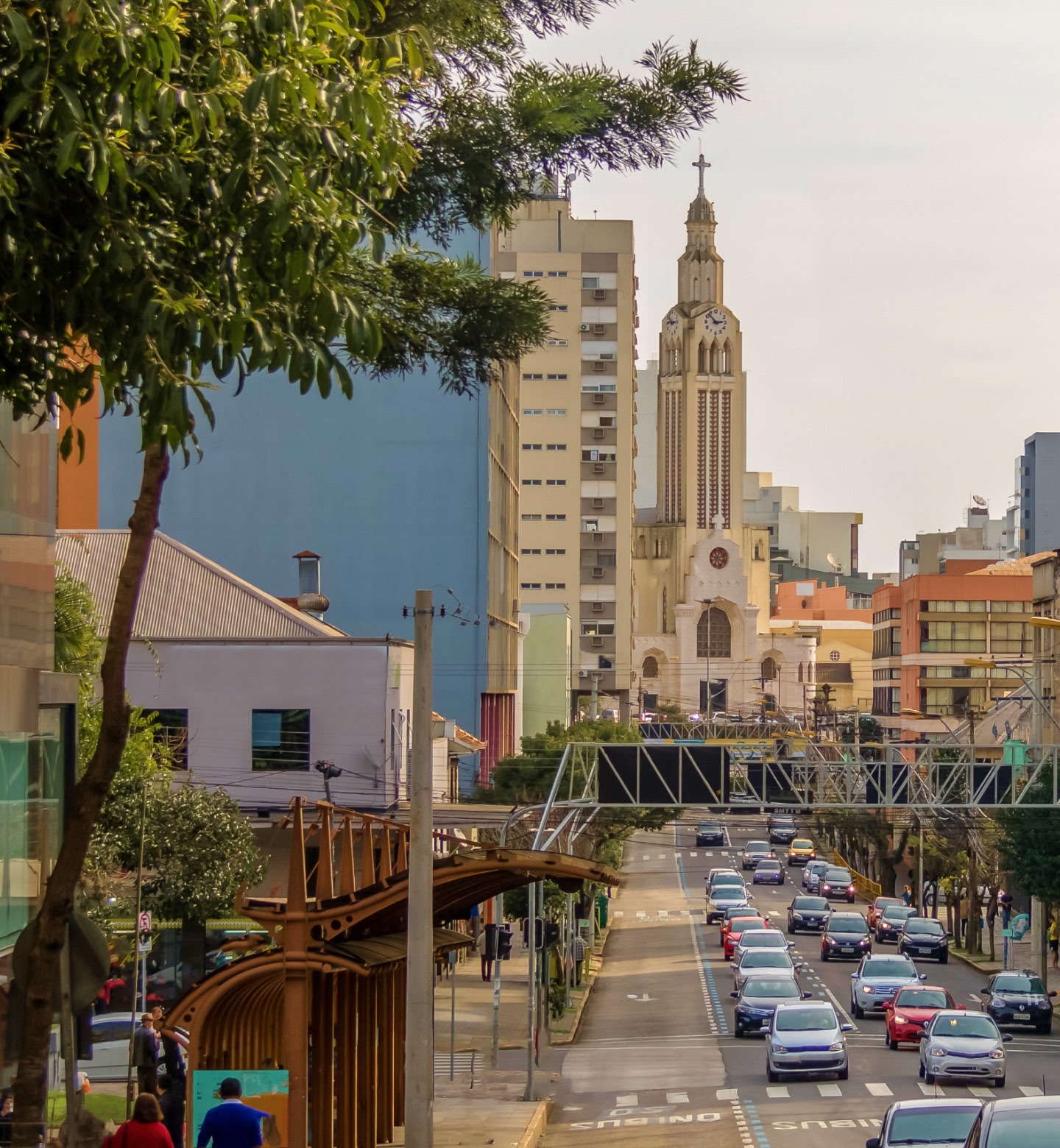 Uma vista da rua da cidade com uma catedral ao longe e o tráfego abaixo em Caxias do Sul, Brasil.