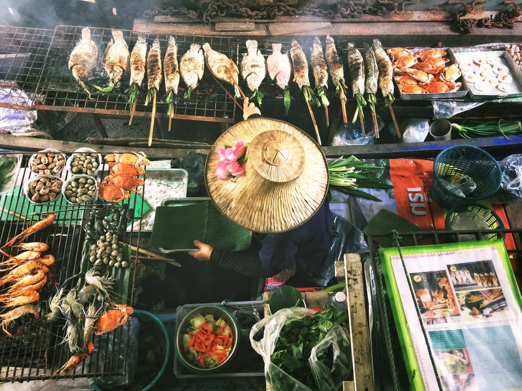 Vrouw is eten aan het bereiden op de markt in Bangkok, Thailand