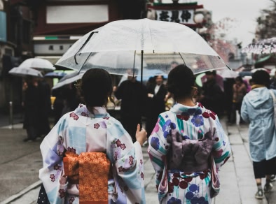 Japanse vrouwen in traditionele kleding onder paraplu