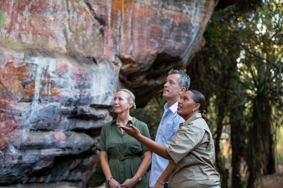 Parkranger zeigt Touristen Felszeichnungen im Northern Territory