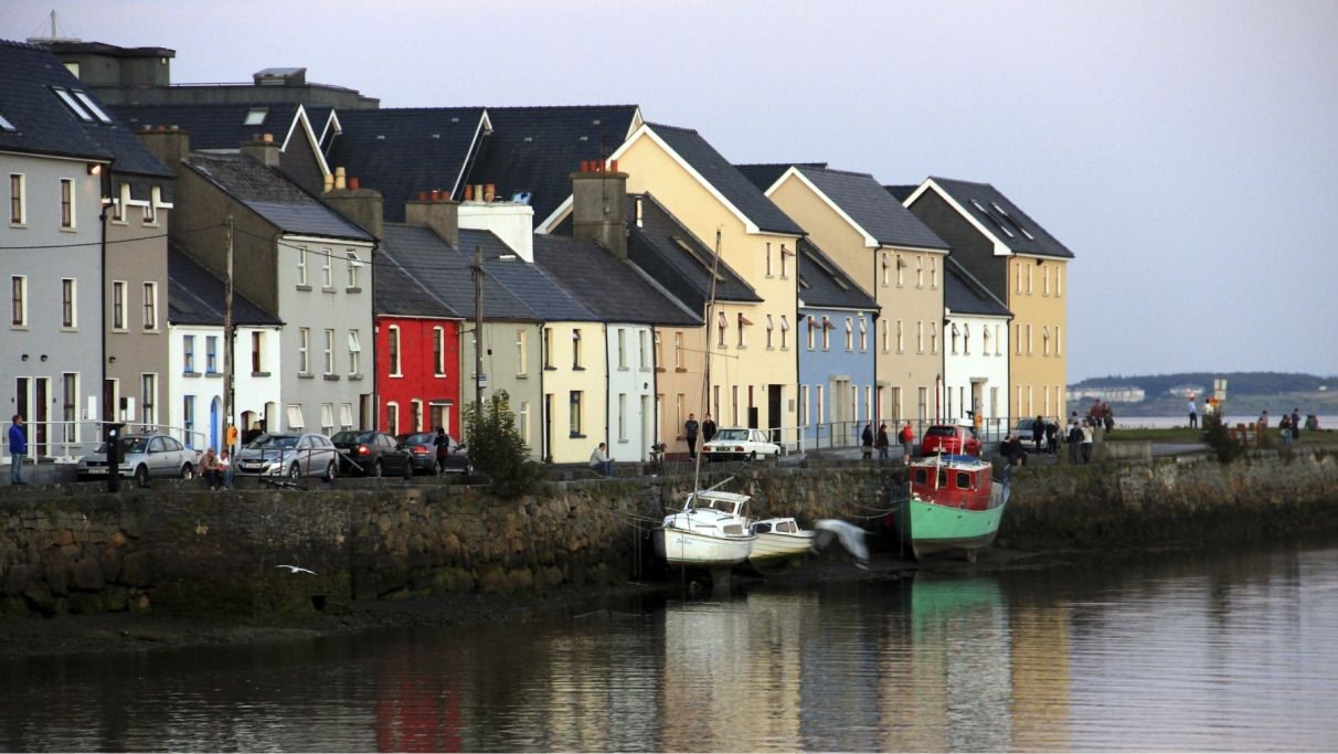 Häuser direkt am Meer in Irland.