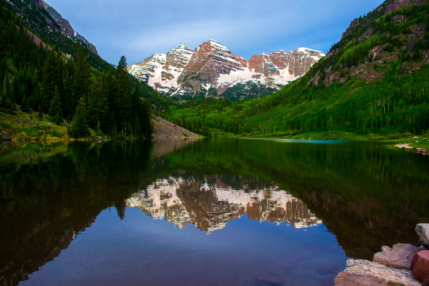 Maroon Bells mountain in Aspen, Colorado with a lake. Being so close by, Canadians can take an extended vacation to the US.
