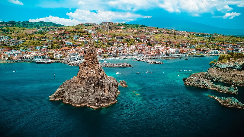 Vista aerea di Aci Trezza, Sicilia, con i faraglioni.