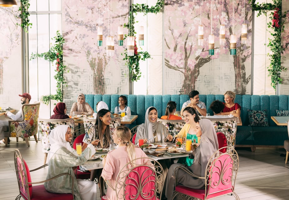Groupe de femmes prenant un brunch dans un restaurant élégant au décor cossu.