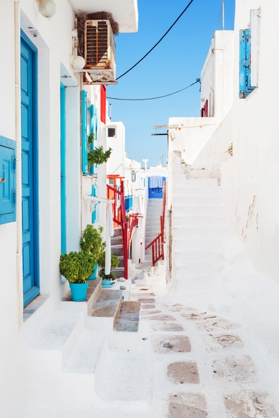 Λευκά κυκλαδίτικα σπίτια με χρωματιστές πινελιές στη Μύκονο