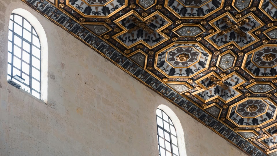L'immagine mostra il soffitto e le finestre all'interno della Cattedrale di Otranto, formalmente nota come Cattedrale di Santa Maria Annunziata, situata a Otranto, in Italia.