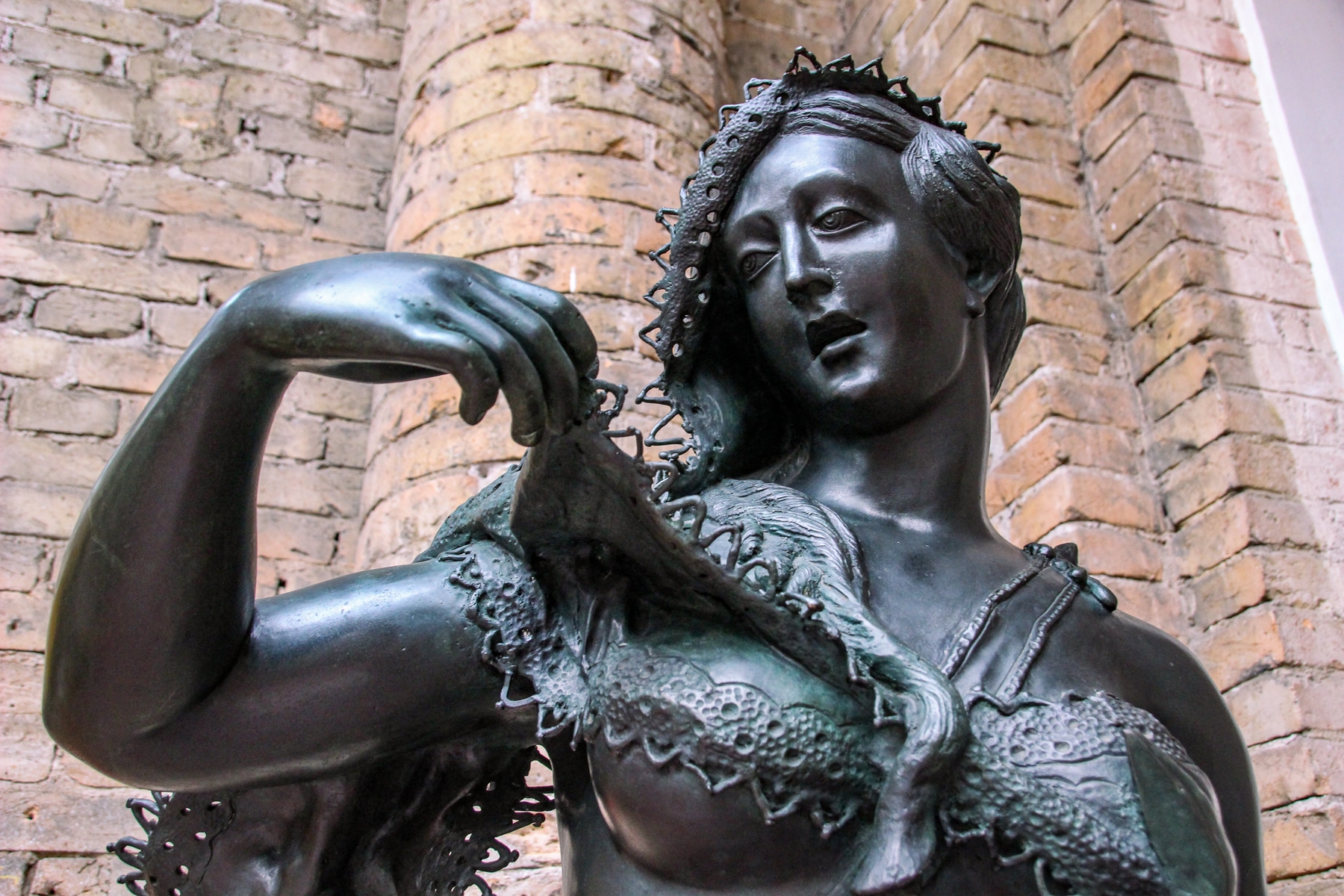 Estátua de uma mulher exposta na Pinacoteca de São Paulo.