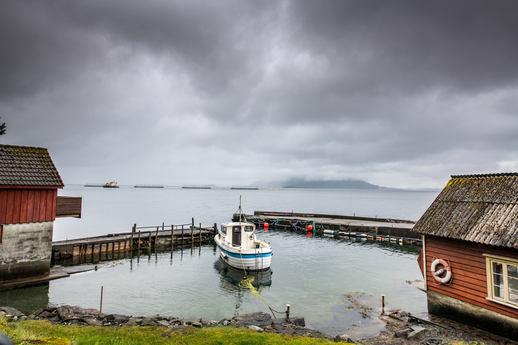 Fischerhäuschen und Fischerhafen in Tittelsnes, Norwegen