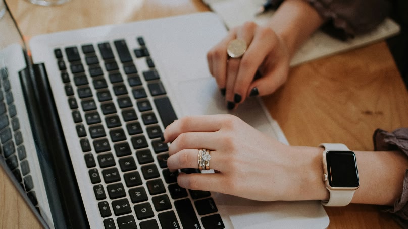 Foto di dispositivi elettronici nel bagaglio a mano