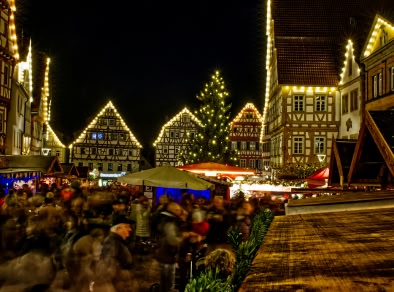 een Duitse stad versierd voor Kerstmis