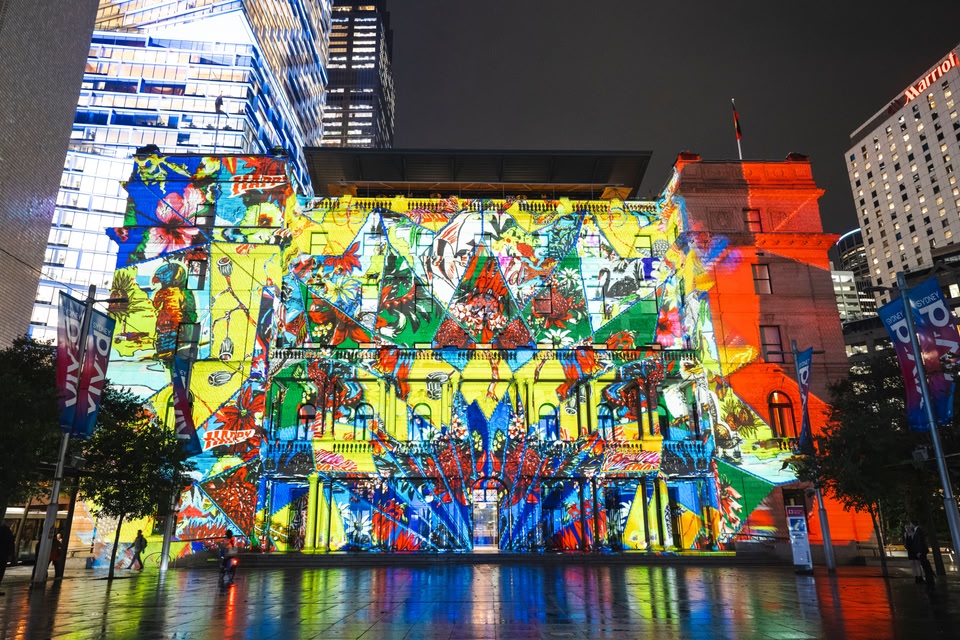 ビビッドシドニーライトウォークのイメージ。ライトアップされた道が続く。