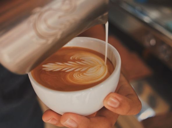 Barista que prepara un capuchino