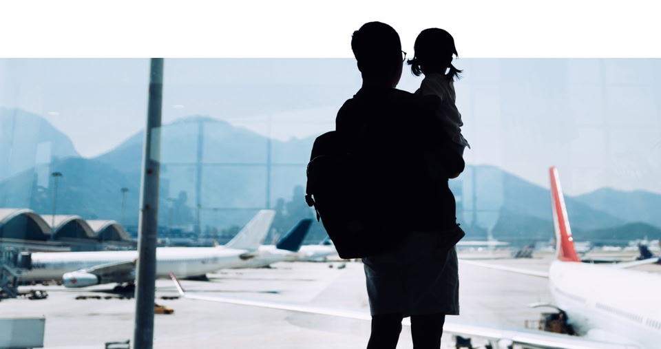 Flexible tickets: Mann mit Kind am Flughafen