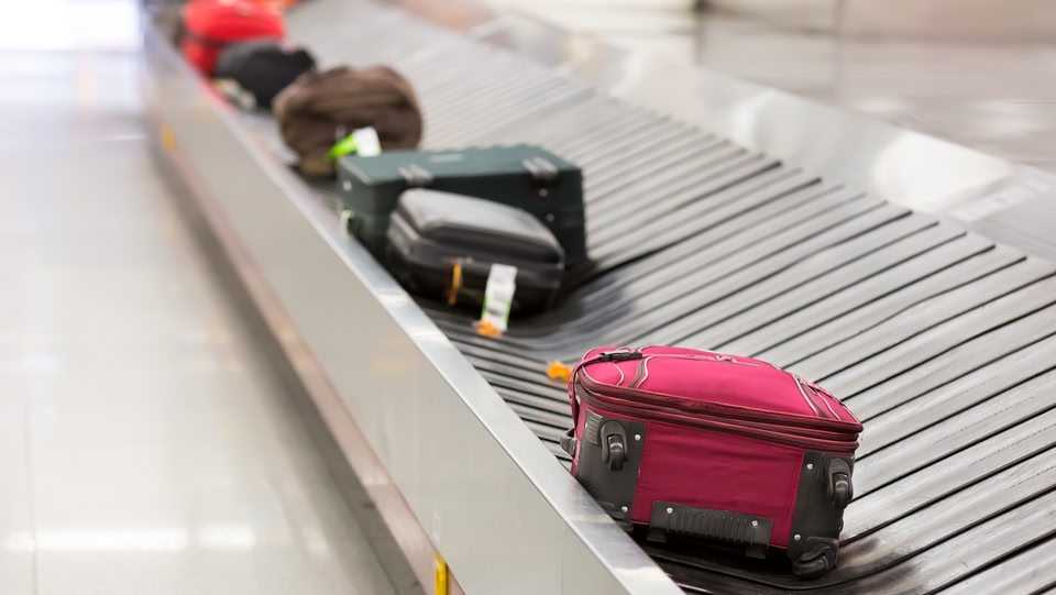 Gepäck auf dem Förderband am Flughafen