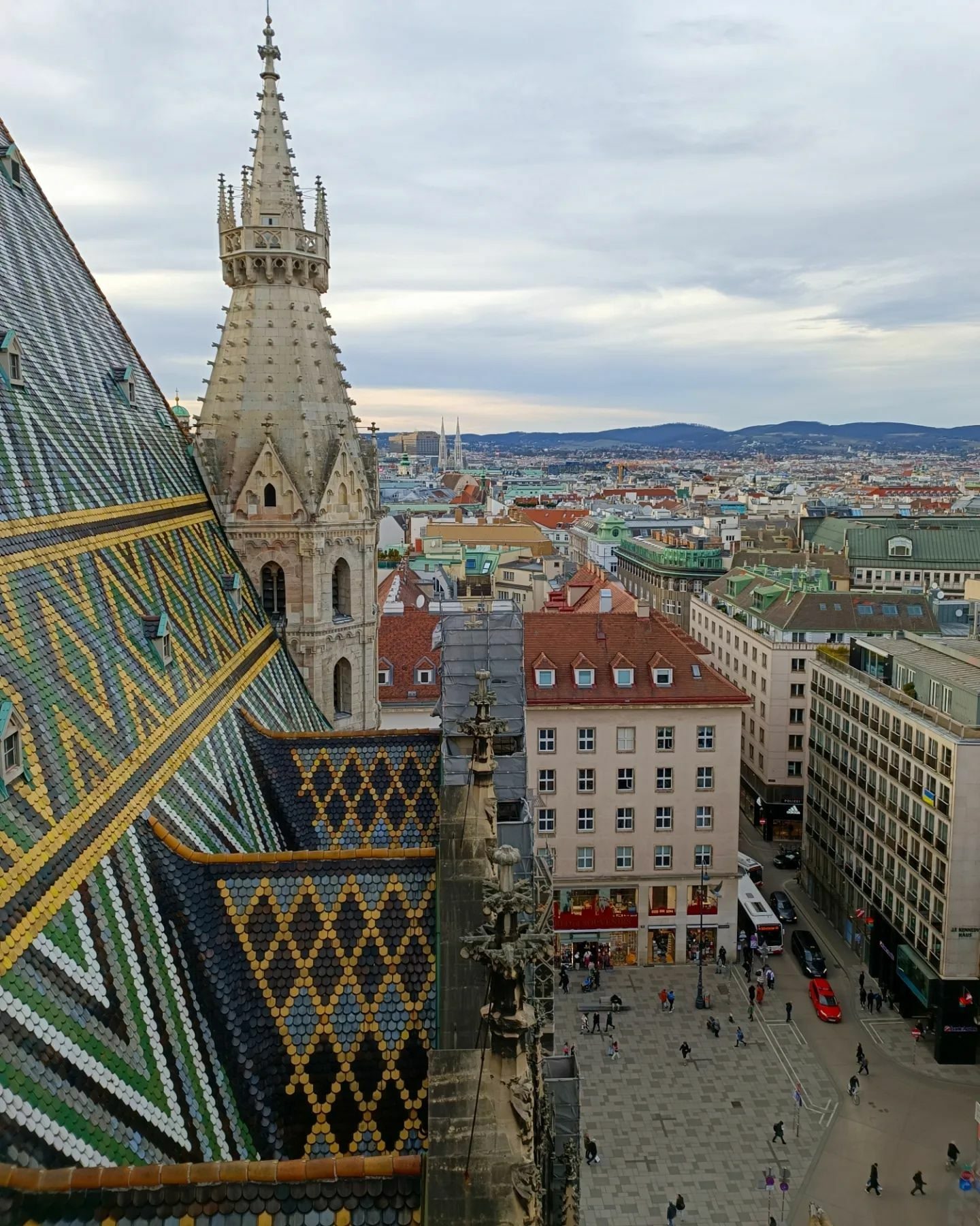 Vista aérea da paisagem urbana de Viena durante o dia.