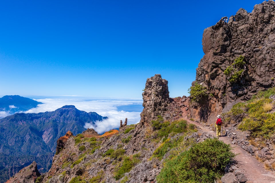 Senderismo en pasos altos de la isla de La Palma, con mar de nubes de fondo
