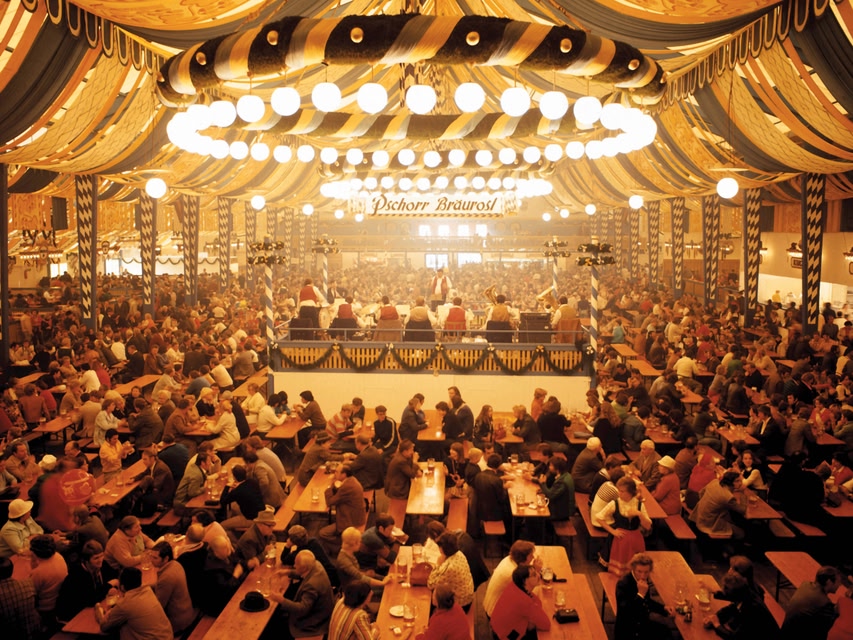 Στο Oktoberfest η μουσική και η μπιροποσία δεν σταματά!
