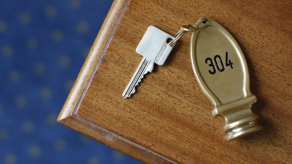 une clé d'hôtel sur une table