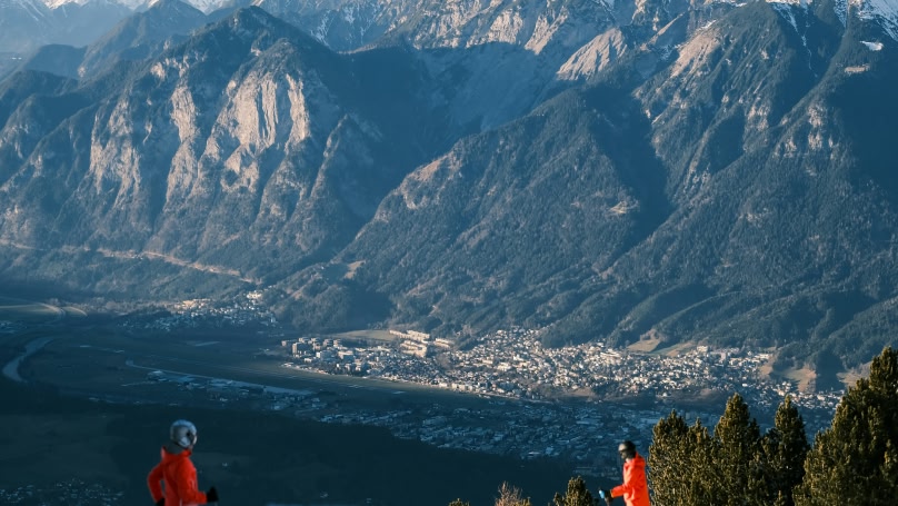 bellissime montagne con due persone che fanno trekking