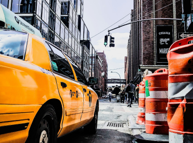 뉴욕 거리에 있는 노란 택시의 디테일