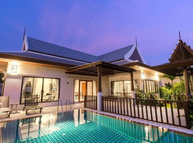 Eine atemberaubende Aufnahme der Rückseite einer Luxusvilla in Krabi mit einem makellosen Privatpool und der wunderschönen weißen Außenseite der Villa.