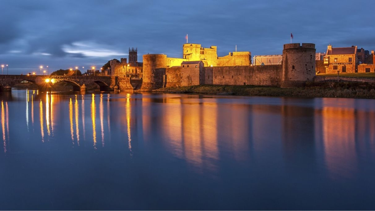 Eine Burg vor dem Meer am Abend in Irland