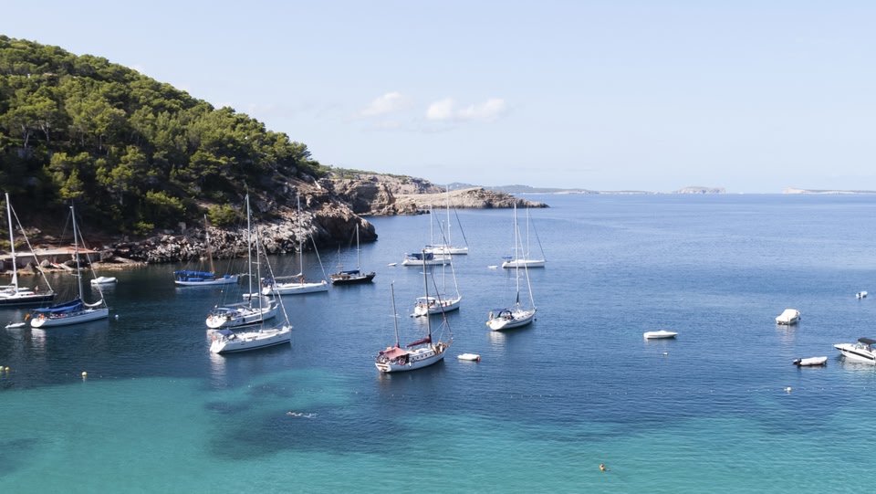  Barche in una baia panoramica
