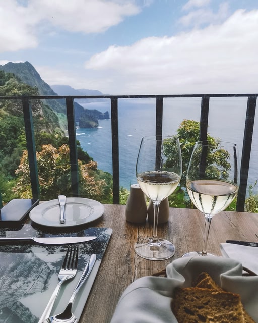 Une vue sur la mer avec des verres de vin