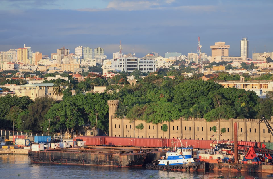 les bâtiments de Santo Domingo sous le soleil en décembre