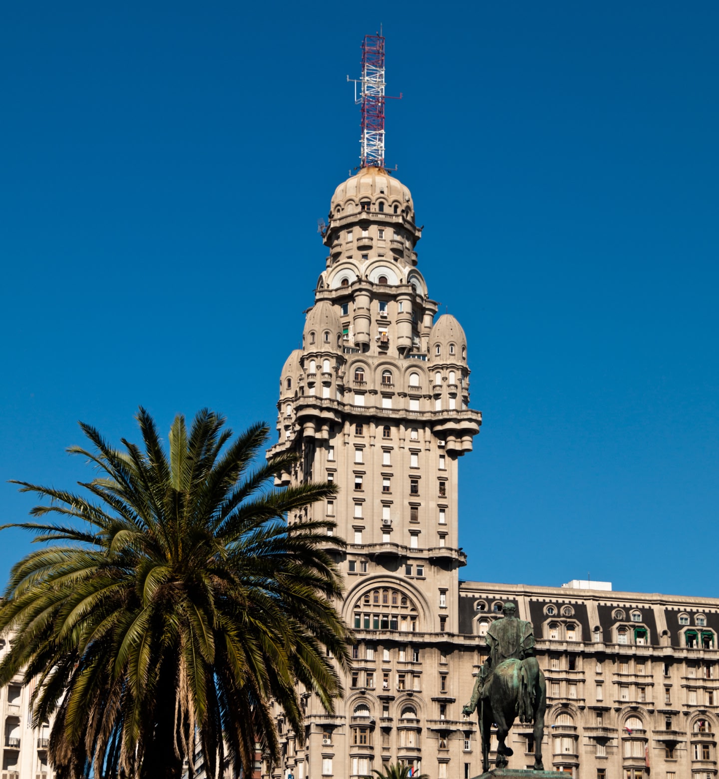 El histórico edificio Palacio Salvo con palmera en Montevideo, Uruguay.
