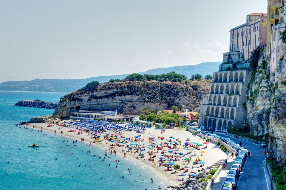 La spiaggia affollata di Tropea, Calabria - 100 città italiane da visitare